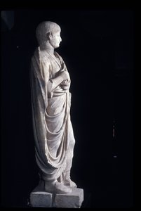 Nuoren Neron togaat-patsas, noin 50 jKr (marmori) tekijältä Roman