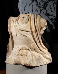 Lucio Licinio Murenan torso, joka on saanut inspiraationsa Dionille omistetun Lysippoksen pronssiryhmän hevosselässä Alexanderista, 67 jKr (marmori) tekijältä Roman
