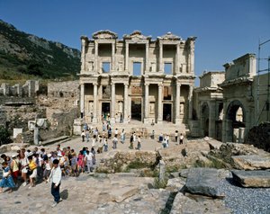 Näkymä Celsus-kirjastosta, rakennettu vuonna 117. Yksityiskohta friisistä tekijältä Roman