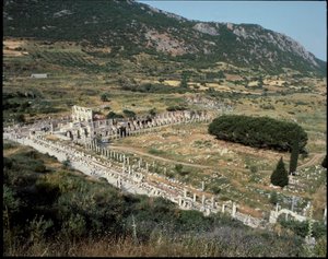Näkymä Curetes-kadulta kohti Celsuksen kirjastoa. tekijältä Roman