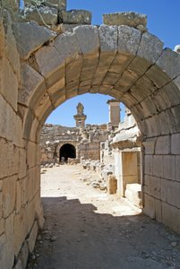 Näkymä Xanthos-teatterin holvikoidusta sisäänkäynnistä orkesterin kaivoon, jossa näkyy pilari ja Harpy-hauta, Xanthos, Turkki (kuva) tekijältä Roman
