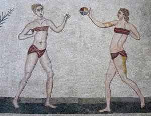 Nuoret naiset bikineissä, Villa Romana del Casale, Sisilia, 315-350 jKr (mosaiikki)