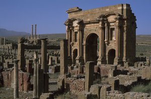 Trajanuksen kaari ja Kapitolinian temppeli (52-117 jKr), noin 100 jKr, korkea keisarillinen aika (27 eKr.-395 jKr) tekijältä Roman Imperial Period