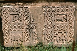 Arkkitehtoninen fragmentti veistetyllä koristeella, korkea keisarillinen aika (27 eKr.-395 jKr) (katso yksityiskohta 267012) tekijältä Roman Imperial Period