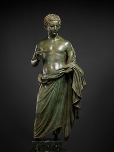 Pronssinen aristokraattisen pojan patsas, 27 eKr.-14 jKr (pronssi) tekijältä Roman Imperial Period