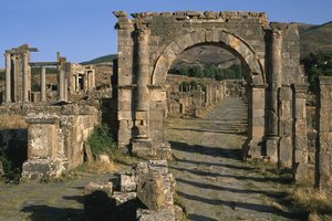 Kortti, kaari ja Venus-temppeli (vasemmalla), korkea keisarikausi (27 eKr.-395 jKr.). tekijältä Roman Imperial Period