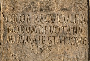 Latinalainen kaiverrus siirtokunnan nimellä Cuicul, korkea keisarillinen aika (27 eKr.-395 jKr.) tekijältä Roman Imperial Period