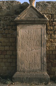 Stela, jossa on Sertius Marketin kaiverrus Korkean keisarikunnan kausi (27 eKr.-395 jKr.). tekijältä Roman Imperial Period