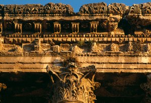 Bacchuksen temppeli, yksityiskohta entabletuurista, korkea keisarillinen aika 27 eKr.-395 jKr kuva tekijältä Roman Imperial Period