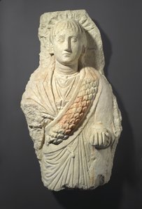Naisen hautaushahmo, löydetty Oxyrhynchosista, 3.-4. vuosisadalla (kalkkikivi, jossa gesson ja maalin jälkiä) tekijältä Roman Period Egyptian