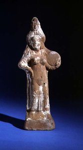 Jumalatar Isiksen pienoispatsas, jolla on kädessään tympanon (maalattu terrakotta). tekijältä Roman Period Egyptian
