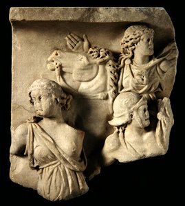 Korkeareliefiveistoksen katkelma tekijältä Roman Roman