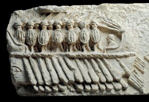 Bireme kantaa aseistettuja sotilaita (Matala helpotus) tekijältä Roman Roman