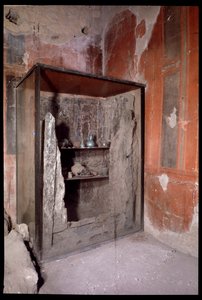 Hiiltynyt vaatekaappi, Casa a Graticcio, 5. vuosisadalla eKr. - 1. vuosisadalla jKr tekijältä Roman Roman