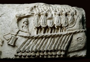 Roomalaisen bireemi-sota-alus, joka kuljettaa aseistettuja sotilaita (kohokoho kalliolla) tekijältä Roman Roman