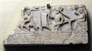 Sarkofagin kansi, jossa on symbolinen esitys Thecla-nimisestä laivasta: Pyhä Paavali pitää peräsimessä ja ohjaa purjetta. tekijältä Roman Roman