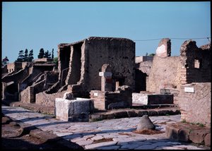Cardo V:n ja alemman decumanumin välinen risteys, 5. vuosisadalla eKr. - 1. vuosisadalla jKr tekijältä Roman Roman