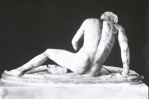 Dying Gaul, kopio Epigonoksen kreikkalaisesta alkuperäiskappaleesta n. 230-220 eKr. (marmori) (mustavalkokuva) (taustakuva) tekijältä Roman Roman