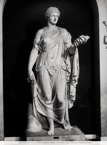 Naispatsas nimeltä Flora Farnese, 2.-3. vuosisadalla jKr (marmori) (mv/w kuva) tekijältä Roman Roman