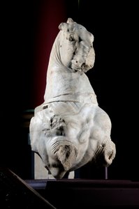 Hevosen etuosa (marmori) (katso myös 371182 & 371183) tekijältä Roman Roman