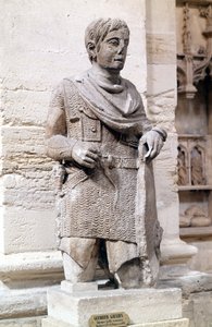 Gallialainen soturi Rooman valtakunnan aikana (pukeutunut roomalaiseen tyyliin), Lapidaire-museo, Avignon. tekijältä Roman Roman