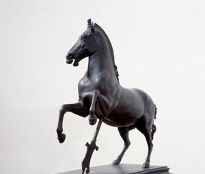Laukkaa hevonen (pronssinen veistos kreikkalaisen alkuperäisen mukaan 4. vuosisadalta eKr.) tekijältä Roman Roman
