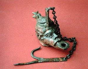 Afrikkalaisen pään muotoinen riippuva öljylamppu, Belkisistä (nykyisin Zeugma), Turkista (pronssi) tekijältä Roman Roman