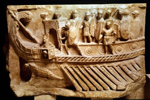 Matala roomalainen biremiä kuvaava reliefi. Jousen alla näkyy krokotiili. Vatikaani, Vatikaanikaupunki, paavin muistomerkit, museot ja galleriat. tekijältä Roman Roman