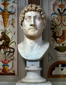 Keisari Hadrianuksen marmorinen rintakuva tekijältä Roman Roman