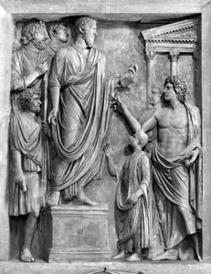 Marcus Aurelius (121-180 jKr) pitämässä puheen foorumilla tai Hadrianus (76-138 jKr) pitämässä hautajaispuhetta Sabinelle, luultavasti 3. tai 4. vuosisadalta jKr (marmori) (m/w kuva) tekijältä Roman Roman