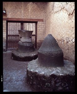 Myllynkivi vehnälle, pistrinum (leipomo), 5. vuosisadalla eKr. - 1. vuosisadalla jKr tekijältä Roman Roman