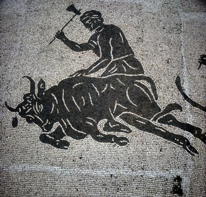 Ostiasta (Ostia) (läheltä Roomaa) löydetty mosaiikki, joka kuvaa härän teurastuskohtausta. Säilytetty entisessä Ostian palohallissa. tekijältä Roman Roman