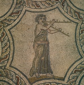 Mosaiikki, joka kuvaa naishuilusoittajaa Dionysoksen talosta, Volubilisista, Marokosta, roomalaisesta sivilisaatiosta, tekijältä Roman Roman
