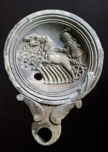 Öljylamppu, joka kuvaa kilpavaunua neljällä hevosella (terrakotta) tekijältä Roman Roman
