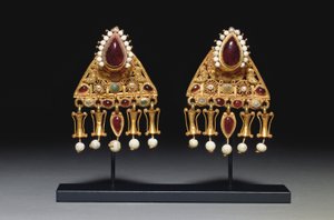 Korvakorupari, 2.-3. vuosisadalta jKr (kulta, helmet, granaatti ja lasi) tekijältä Roman Roman