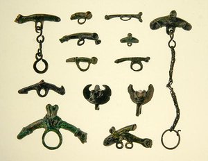 Phalloi amuletit (pronssia) tekijältä Roman Roman
