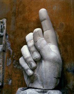 Oikea käsi, Konstantinuksen kolossista (marmori) tekijältä Roman Roman