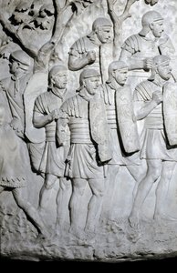 Roomalainen taide: "" Rooman legioonaarit valmiina taisteluun"" Muotti vuodelta 1862, joka jäljittelee keisari Trajanuksen (53-117) aikana rakennetun Rooman Trajanuksen (Trajanen pylväs) (Colonna Traiana) bareljeefit. Trajane-pylväs muistelee voittajaa tekijältä Roman Roman