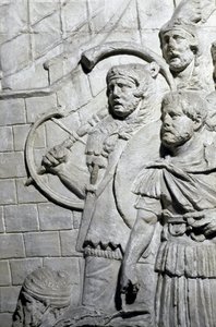 Roomalainen taide: "" Roomalaiset soturit Dacian ensimmäisen sodan aikana"" Muotti vuodelta 1862, joka jäljittelee Roomassa keisari Trajanuksen (53-117) aikana rakennetun Trajanuksen pylvään (Trajanen pylväs) (Colonna Traiana) bareljeefejä . Trajane-pylväs tekijältä Roman Roman