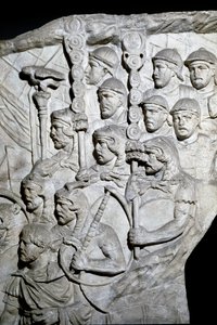 Roomalainen taide: "" Soturit kantavat Vexillumia (roomalaisia bannereita)"" Muotti vuodelta 1862, joka jäljittelee Roomassa keisari Trajanuksen (53-117) aikana rakennetun Trajanuksen (Trajane-pylväs) (Colonna Traiana) bareljeefejä. Trajane-pylväs muistele tekijältä Roman Roman
