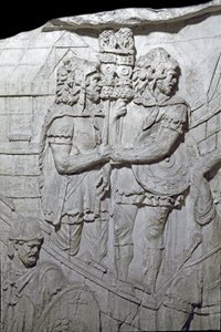 Roomalainen taide: "" Roomalaista kotkaa kantavat soturit (Aquiliferes)"" Muotti vuodelta 1862, joka jäljittelee Roomassa keisari Trajanuksen (53-117) aikana rakennetun Trajanuksen pylvään (Trajane-pylväs) (Colonna Traiana) bareljeefejä . Trajane-pylväs mu tekijältä Roman Roman