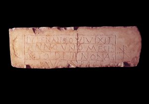 Roomalainen antiikki: Jubenalis-niminen loculus-laatta, kuolleen lapsen epitafi. Rooman katakombeista. Pariisi, Louvre-museo tekijältä Roman Roman