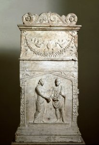 Roomalainen taide: hääpaikkaa koristava hautausalttari (Junctio dextrarum) - Matala kohokuvio - Rooma, Museo Nazionale Romano - Avioliittokädenpuristus (Junctio dextrarum) - Marmorireliefi, roomalaista taidetta, avioparin hautausalttarilta - Rooma, Museo N tekijältä Roman Roman