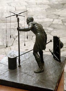 Roomalainen taide: "" gromaatikko"" Maanmittaus (agrimeners) mittaa maan käyttämällä gromaa (gruma). Pronssinen veistos. Rooma, Rooman sivilisaation museo tekijältä Roman Roman