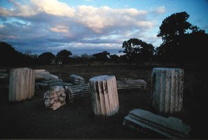 Ateenan temppelin rauniot tekijältä Roman Roman