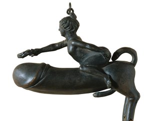 Sasamon Phallus. 1. kr. Eläin, jolla on rinnan, jalkojen ja hännän muotoinen glanssi, jonka päällä on nainen, jolla on laakeriseppele. Amuletti pahaa silmää vastaan. Roomalaista taidetta. Varhainen keisarikunta. Pronssiveistos. ESPANJA. KATALONIA. BARCELON tekijältä Roman Roman