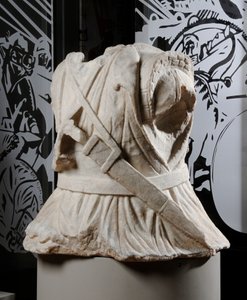 Ratsumiehen veistoksellinen vartalo (marmori) (katso myös 371177) tekijältä Roman Roman