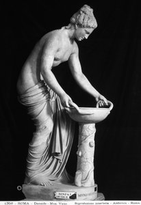 Patsas, joka kuvaa Danaidea (marmori) tekijältä Roman Roman