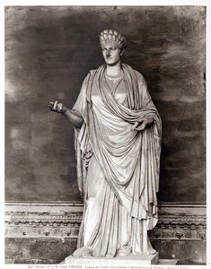 Vestal-neitsyen tai Romuluksen papittaren patsas (marmori) (m/v kuva) tekijältä Roman Roman