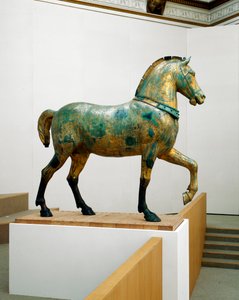Patsas yhdelle San Marcon neljästä voiton quadriga-hevosesta (pronssi) tekijältä Roman Roman